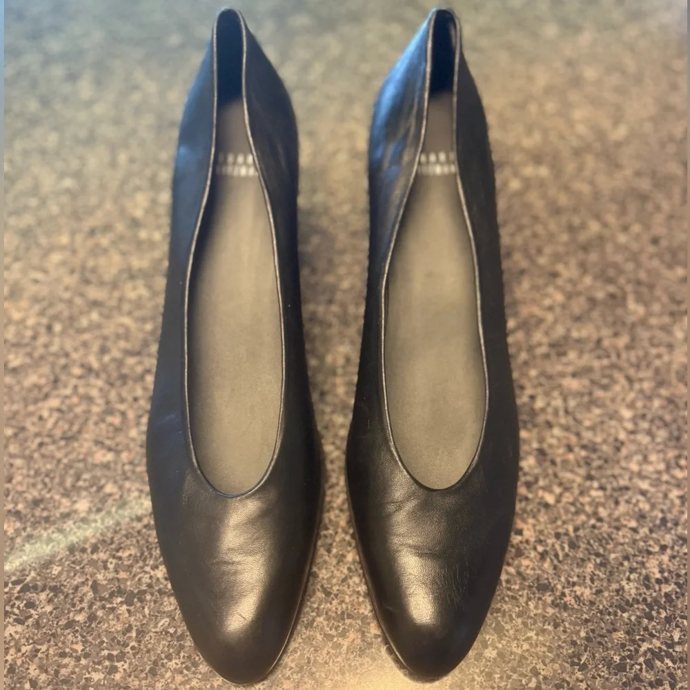 “STUART WEITZMAN” Black Wedge Pumps